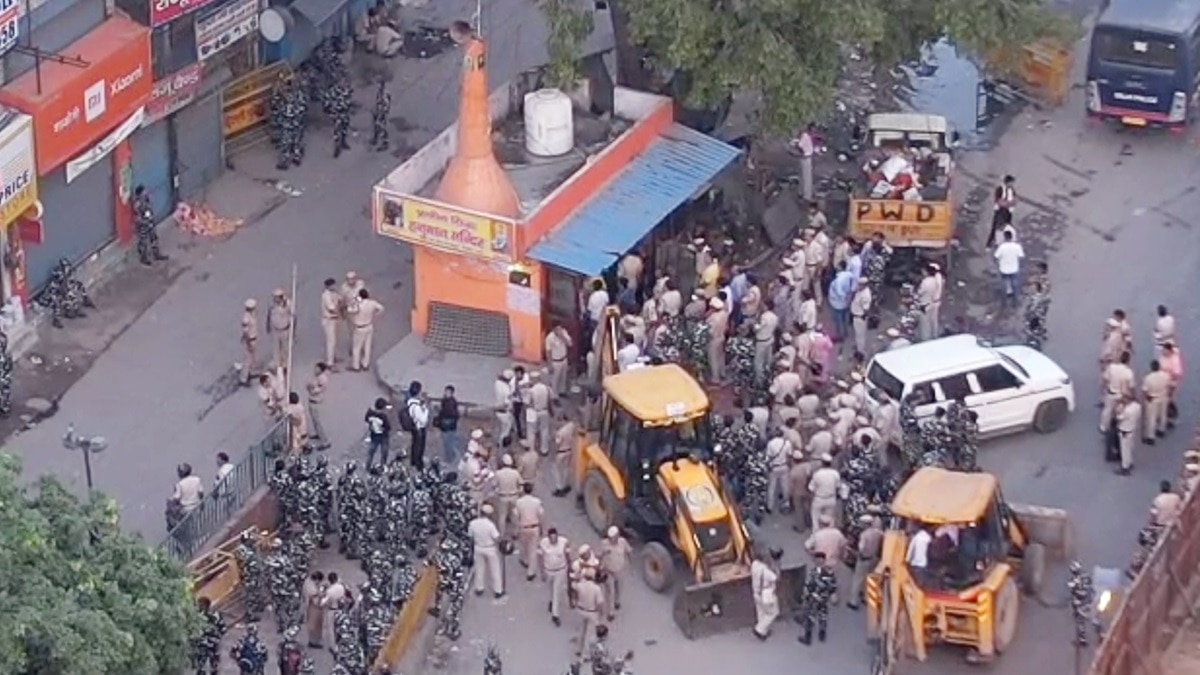 मंदिर तोड़ने की कार्रवाई से पहले मौके पर मौजूद पुलिसबल. 