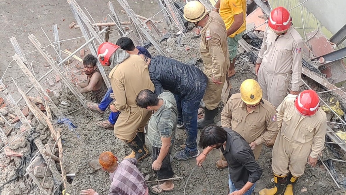 अंबेडकर नगर में एक इमारत भरभराकर गिर गई