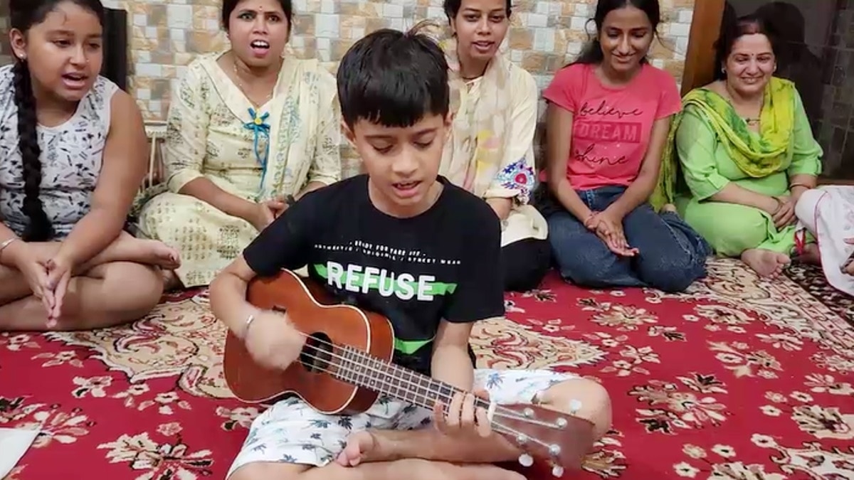 घर में संगीत समारोह का भी आयोजन किया गया. 