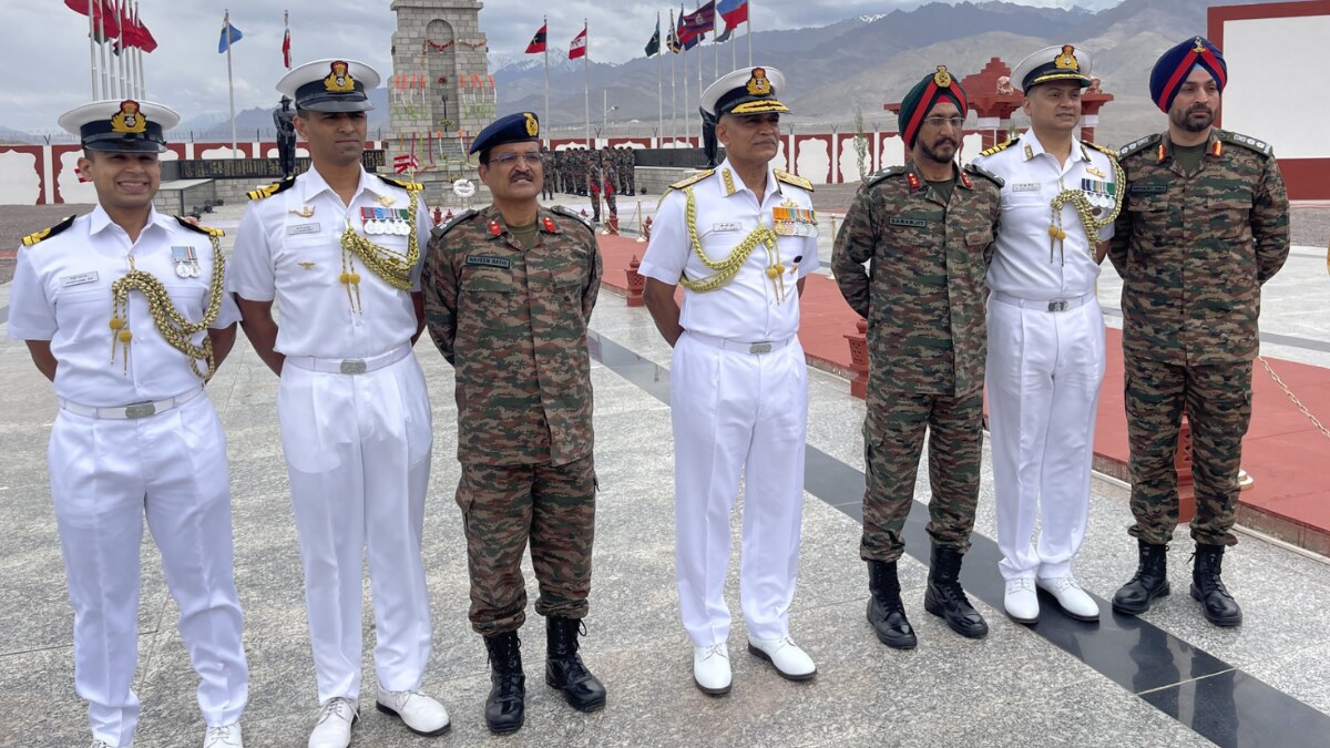 नौसेना प्रमुख एडमिरल आर हरि कुमार आउटरीच कार्यक्रम में शामिल हुए