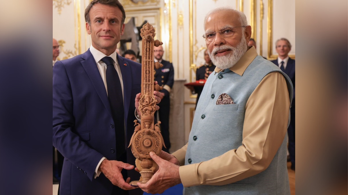 पीएम मोदी ने फ्रांस के राष्ट्रपति मैक्रों को एक खास गिफ्ट दिया है