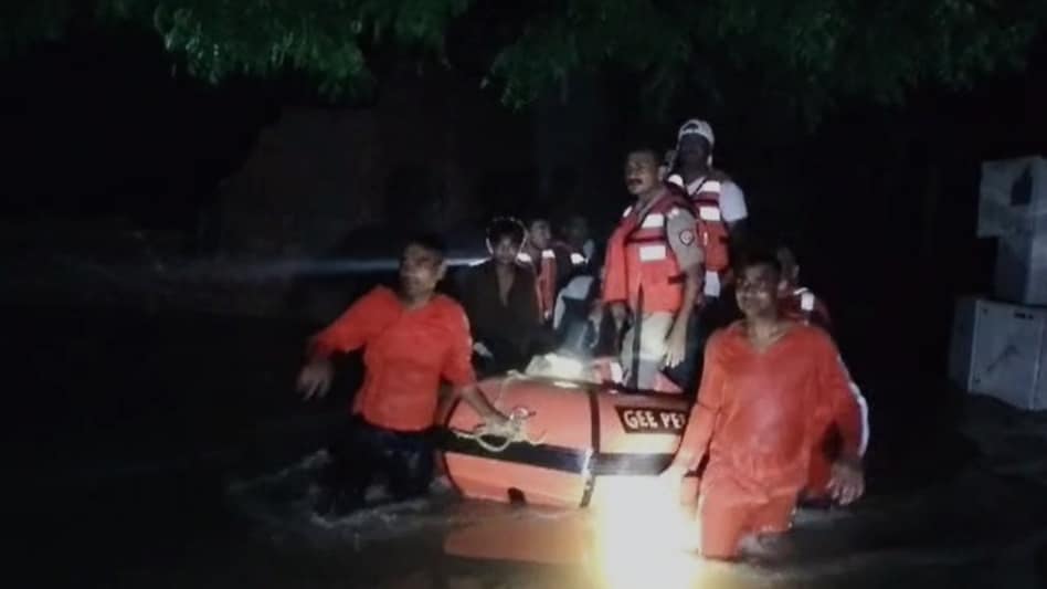 NDRF ने रेस्क्यू के लिए उतारी बोट.