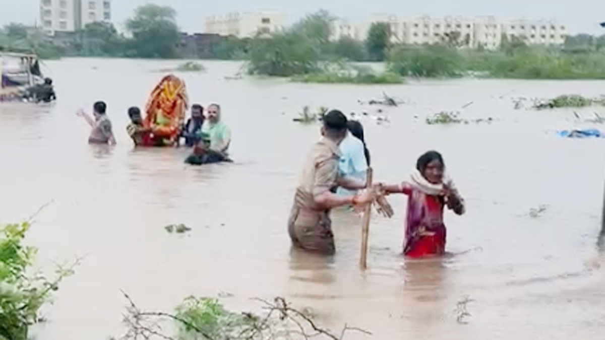 पुलिस ने परिवार के साथ देवी मां की मूर्ति को भी सुरक्षित जगह पहुंचाया