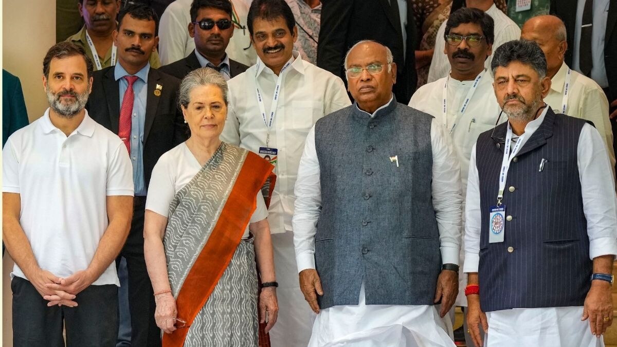 विपक्ष की बैठक के बाद प्रेस कॉन्फ्रेंस