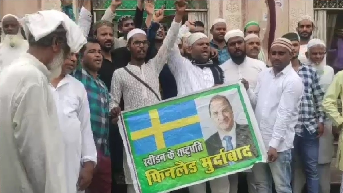 प्रदर्शन करते समुदाय के लोग.