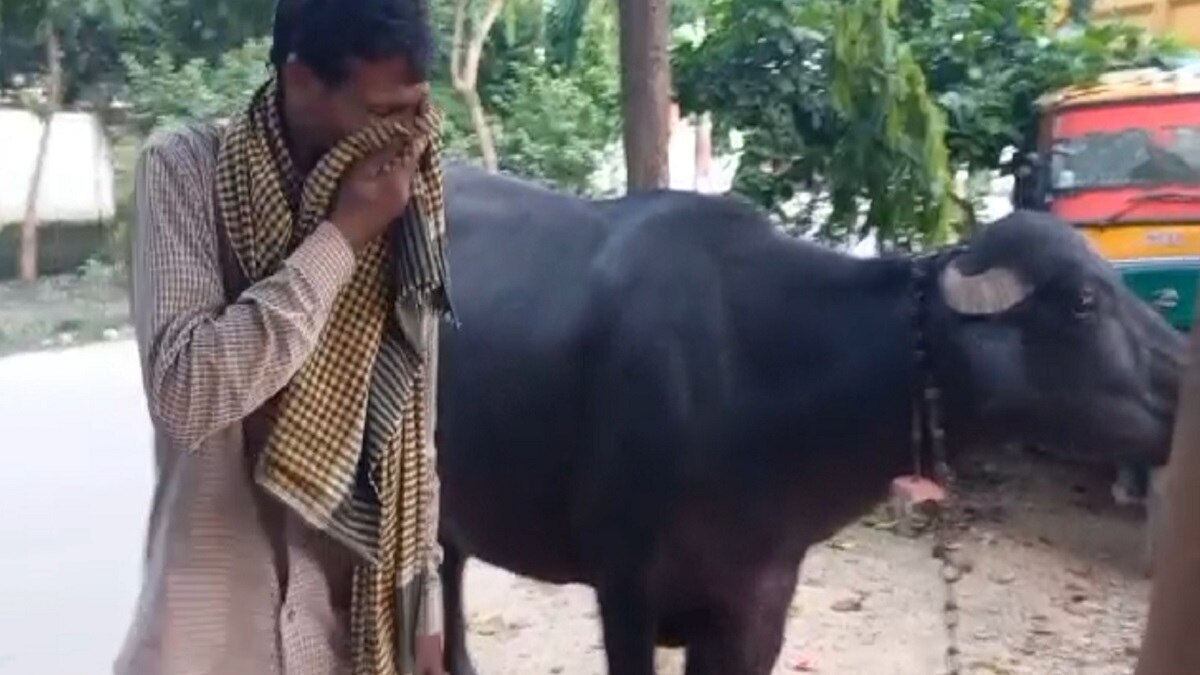 भैंस को लेकर थाने पहुंचा किसान