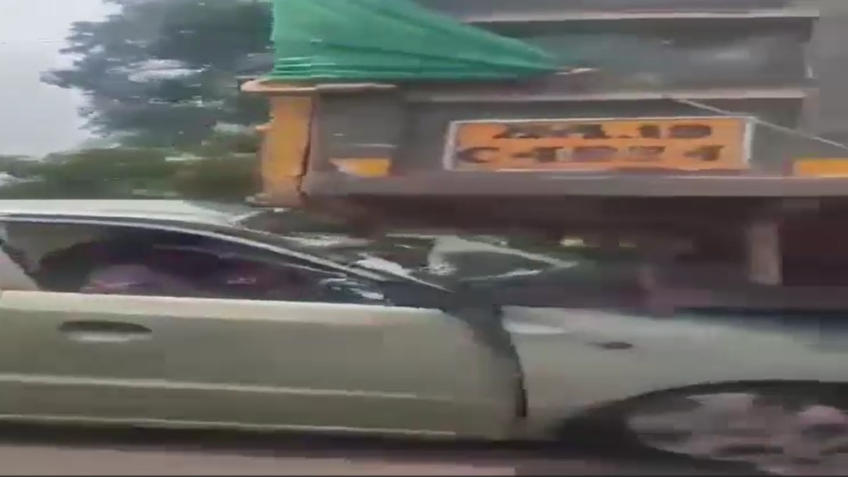 कर्नाटक के उडुपी में ट्रक के नीचे फंसकर घिसटती रही कार.