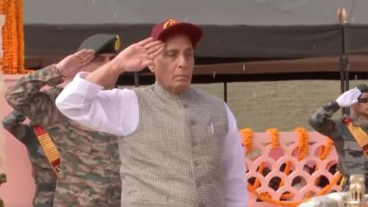 राजनाथ सिंह ने द्रास पहुंचकर शहीदों को श्रद्धांजलि दी (फोटो: ANI)