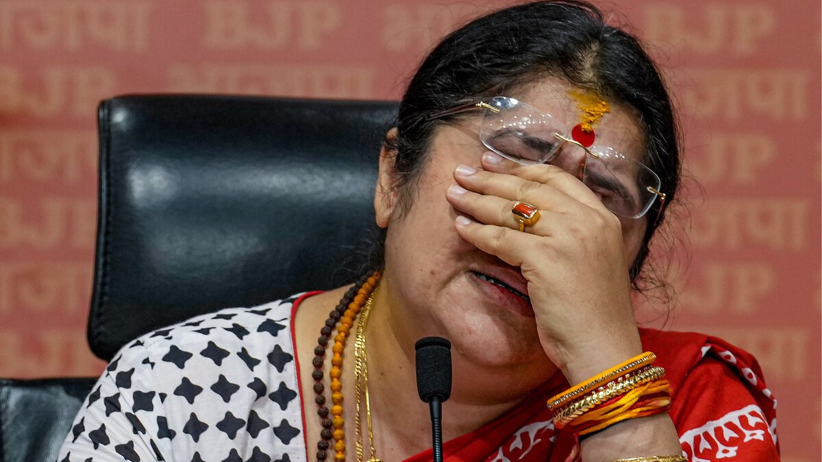 BJP सांसद लॉकेट चटर्जी प्रेस कॉन्फ्रेंस के दौरान भावुक हो गईं (फोटो- PTI)