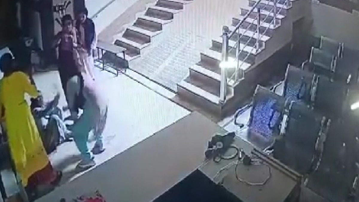 मारपीट करती महिलाएं.