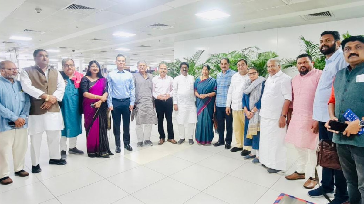 विपक्षी सांसदों का प्रतिनिधिमंडल मणिपुर के लिए रवाना