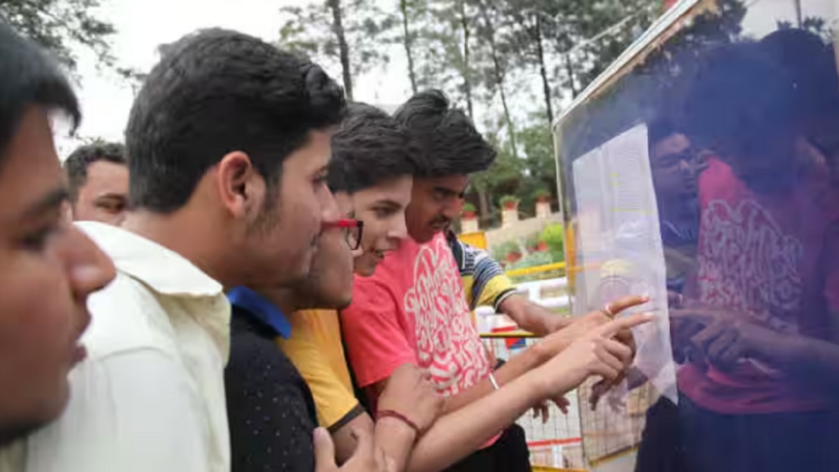 गिरफ्तार आरोपी परीक्षा में वास्तविक परीक्षार्थियों के स्थान पर सॉल्वर बिठाने वाले थे (सांकेतिक फोटो)