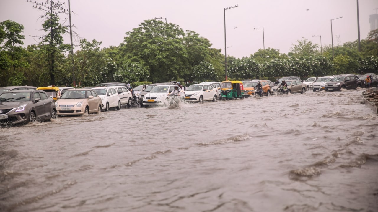 उत्तर भारत में भारी बारिश ने ली 19 लोगों की जान, उफान पर हैं कई नदियां - weather update 19 dead as heavy rains lash north India rivers in spate ntc - AajTak