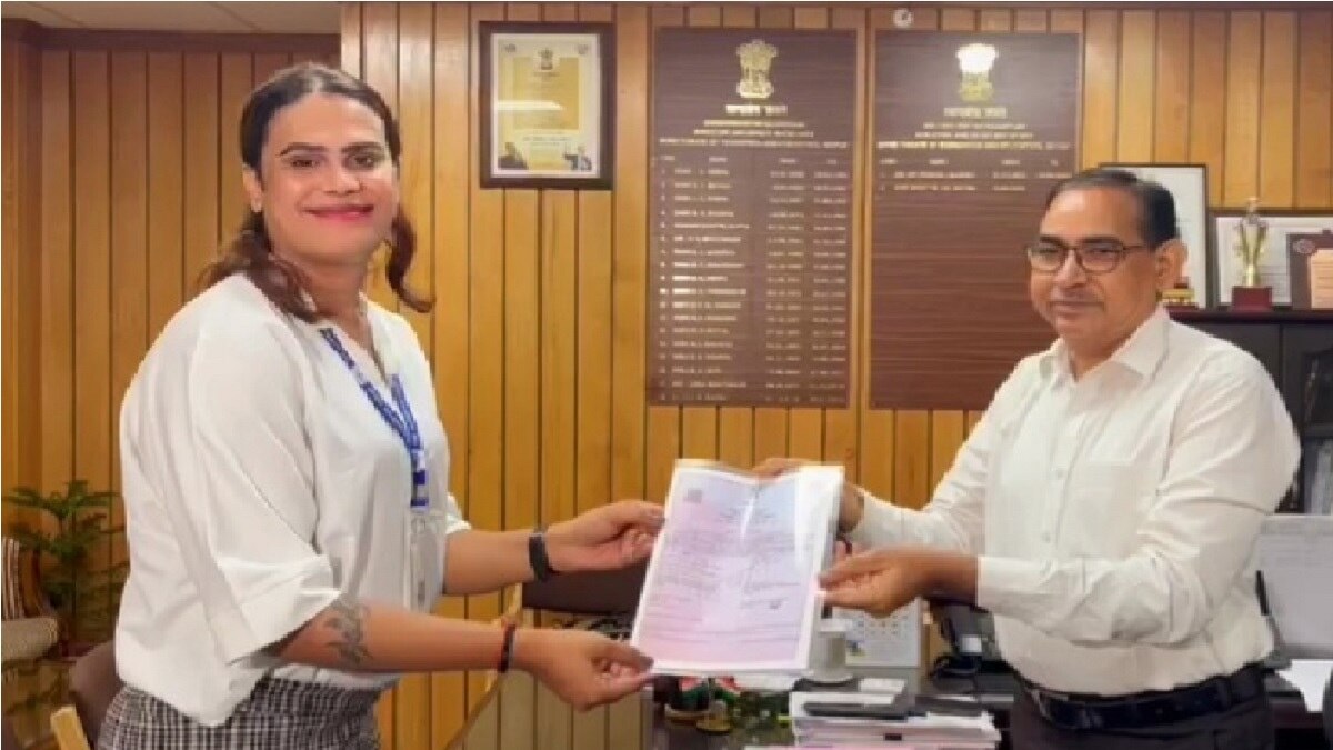 अधिकारियों से जन्म प्रमाण पत्र लेते हुए नूर शेखावत.