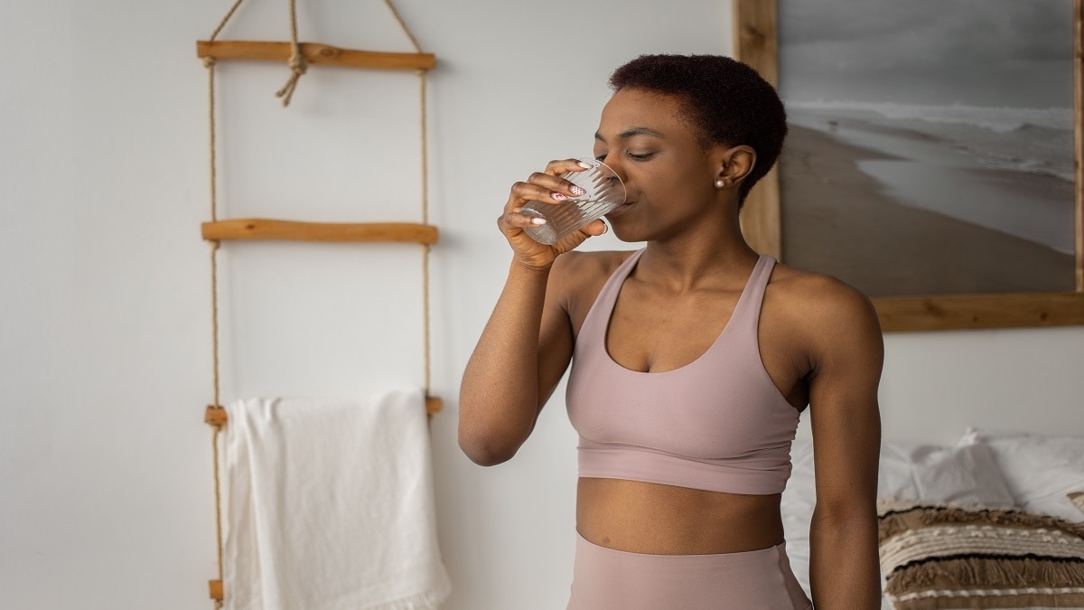 ये संकेत बताते हैं कि आप पी रहे हैं जरूरत से ज्यादा पानी, तुरंत सुधार लें गलती