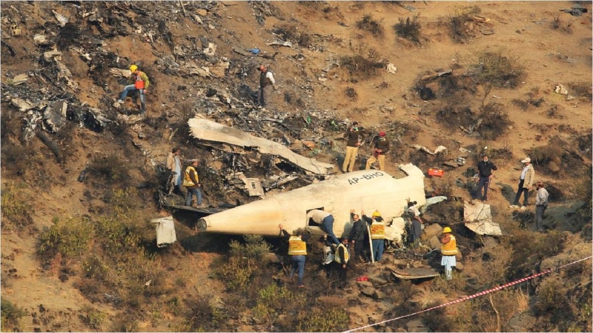 Plane Crash की दहला देने वाली कहानी-दीवार गिरी तो लगा Pakistan ने मिसाइल दाग दी! 6 मेडे मेडे मेडे, पाकिस्तान 661... रोजर...', जब लैंडिंग से पहले ही पहाड़ियों में क्रैश हो गया विमान, 47 लोगों की मौत - Pakistan International Airlines Flight 661 Crash Chitral ...