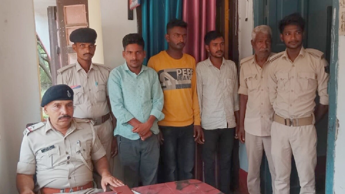 पुलिस की गिरफ्त में आरोपी.