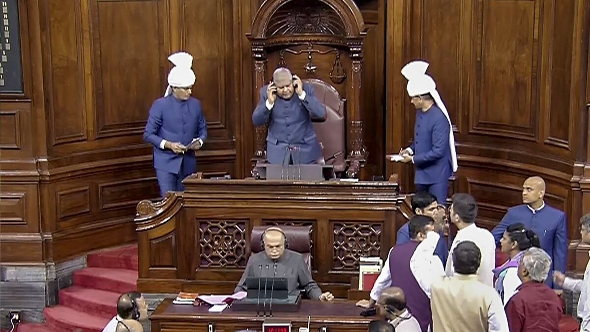 मणिपुर के मुद्दे पर संसद में जोरदार हंगामा, विपक्ष PM के बयान पर अड़ा तो सरकार ने साफ किया रुख