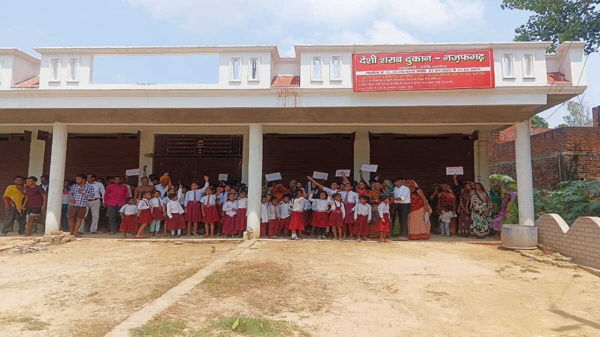 शराब के ठेके के बाहर विरोध करते हुए छात्र और उनके परिजन.