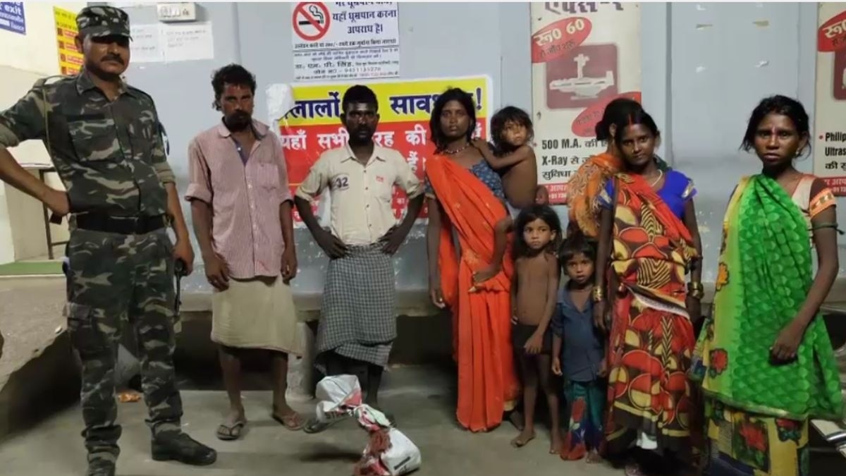 सांप को बोरी में लेकर पहुंचा अस्पताल. 