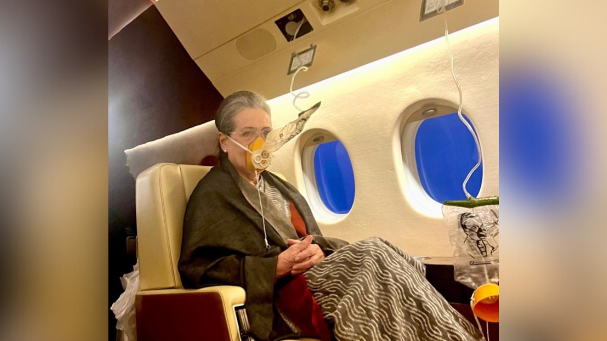 ये तस्वीर इमरजेंसी लैंडिंग के वक्त की है. इसमें सोनिया गांधी ऑक्सीजन मास्क लगाए बैठी हैं.