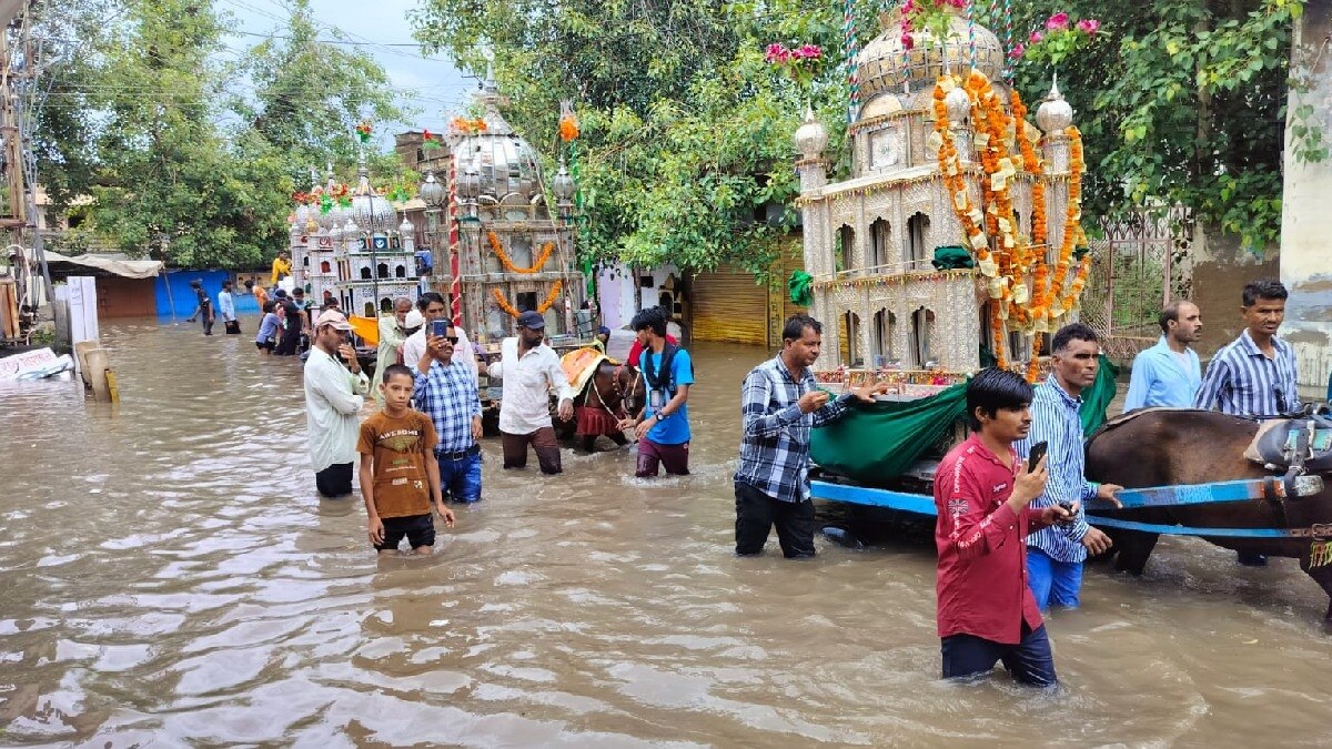 बारिश के बीच निकला मोहर्रम का जुलूस. 
