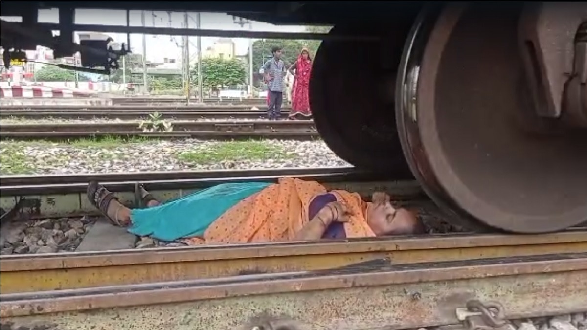 महिला के ऊपर से गुजर गई मालगाड़ी (Screen Shot).