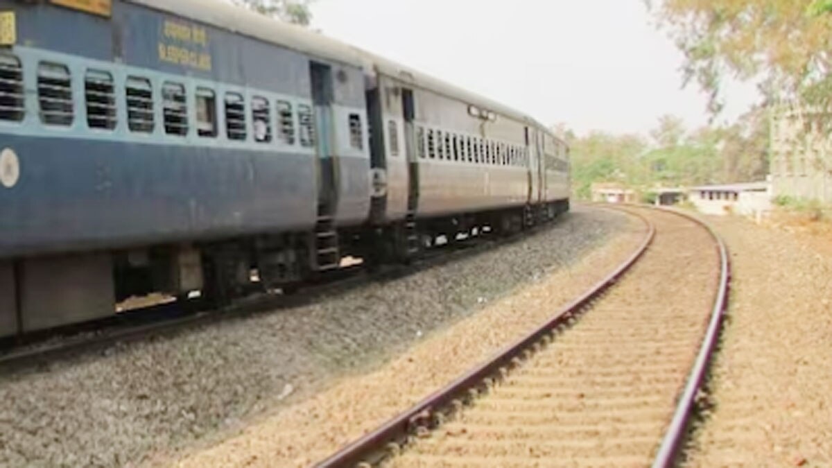 ट्रेन से कटकर महिला इंजीनियर की मौत (प्रतीकात्मक फोटो)