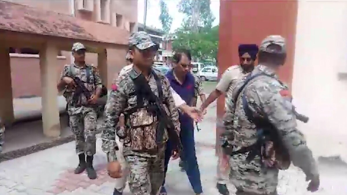 पुलिस की गिरफ्त में आरोपी.