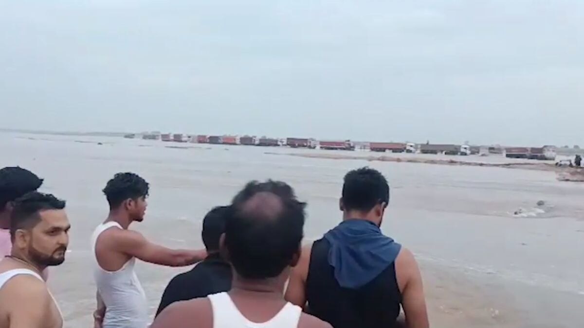 सोन नदी में फंसे 25 ट्रक.