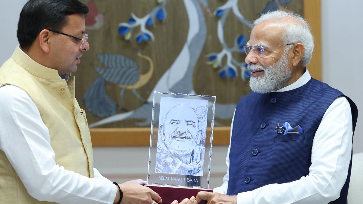पीएम मोदी और उत्तराखंड सीएम पुष्कर सिंह धामी (फोटो- ट्विटर)