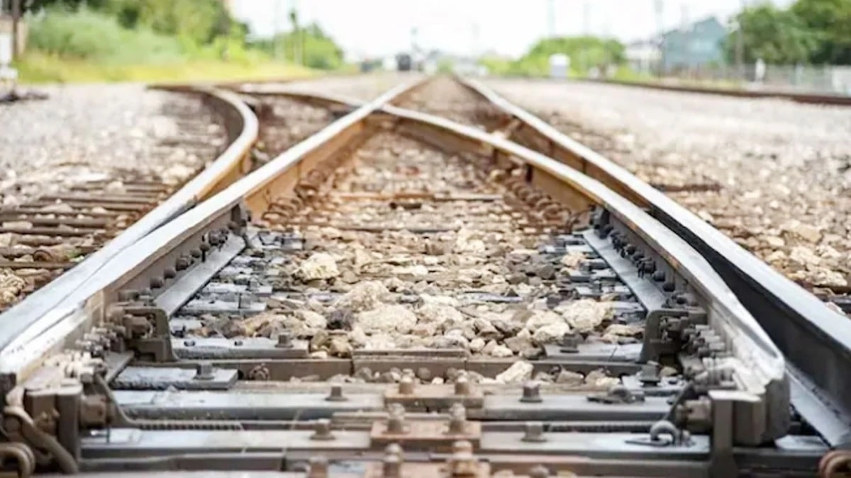 दंपत्ति ने ट्रेन से कटकर दी जान.