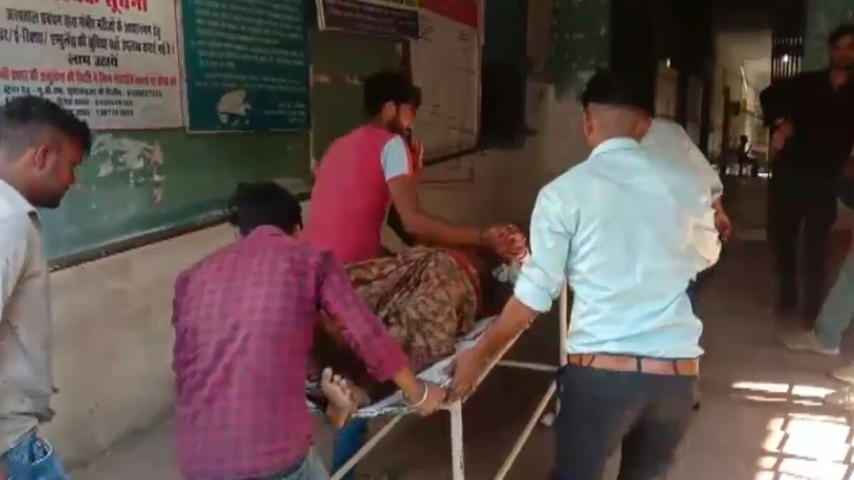 घायल महिला को अस्पताल ले गए परिजन. 