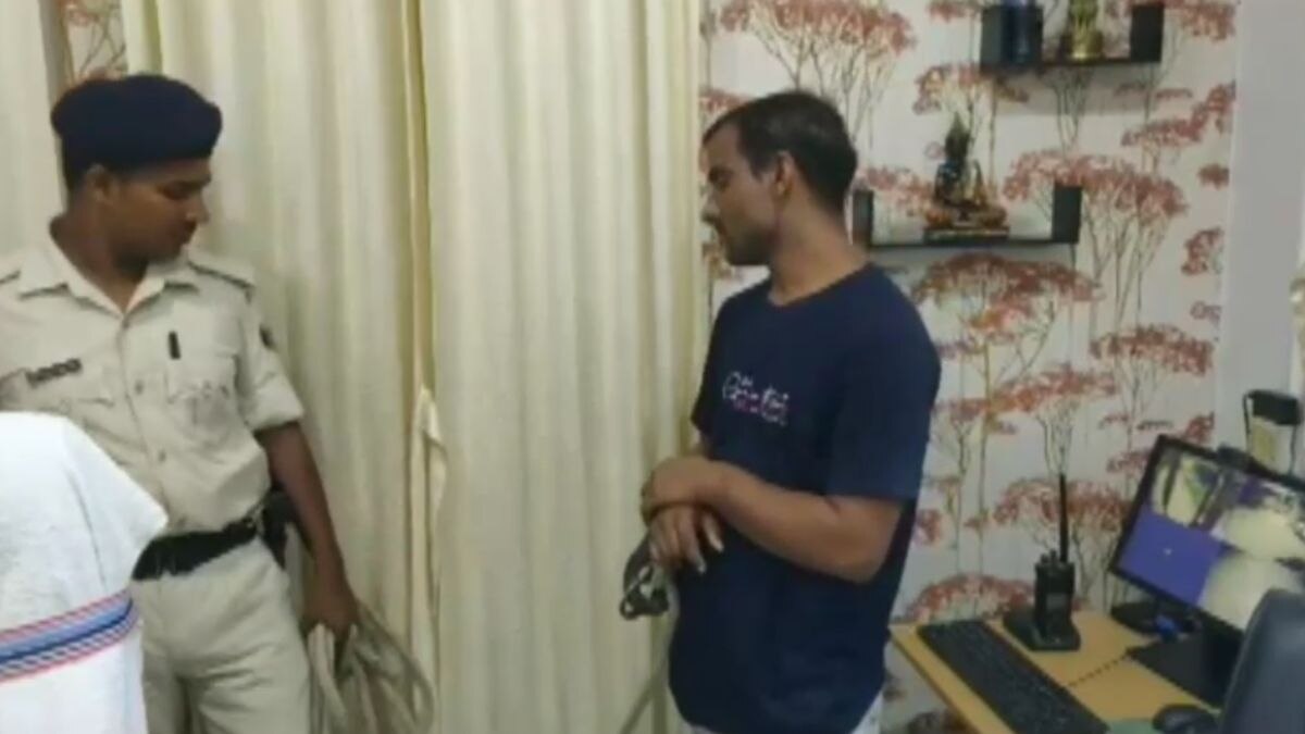 पुलिस की गिरफ्त में आरोपी. 