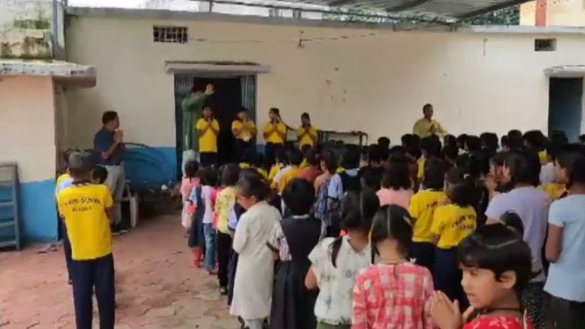 स्कूल में गायत्री मंत्र पढ़ने पर प्राचार्य ने रोका. (Video Grab)