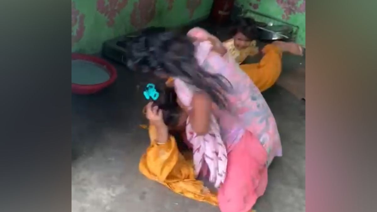 सास ने बहू को पीटा. (Video Grab)