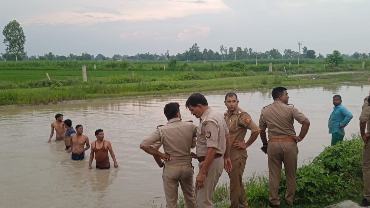 शव की तलाश करती पुलिस. 