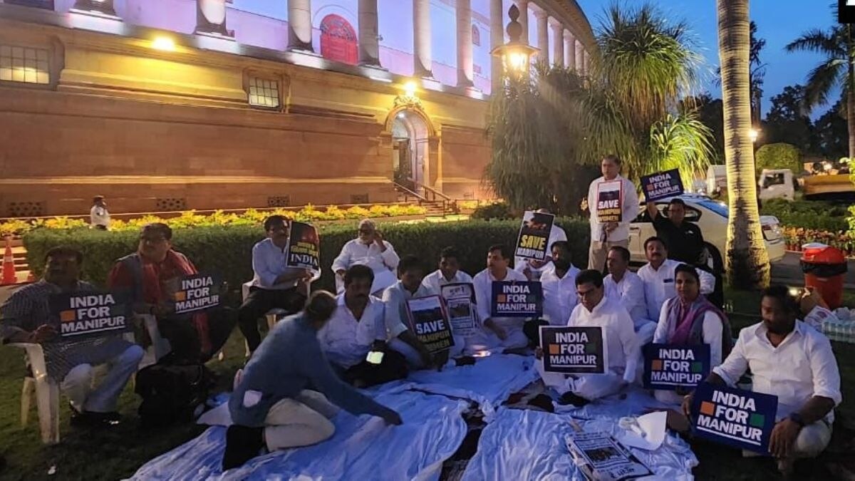 संजय सिंह के समर्थन में विपक्षी दलों के सांसदों का प्रदर्शन 