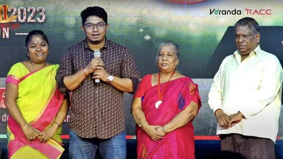 डिलीवरी बॉय से सरकारी अफसर... अपने कर्मचारी की सक्सेस पर Zomato ने किया ये ट्वीट 1 डिलीवरी बॉय से सरकारी अफसर... अपने कर्मचारी की सक्सेस पर Zomato ने किया ये ट्वीट - delivery boy will become government Officer Clears TNPSC Exam Zomato tweet for employee tstf - AajTak