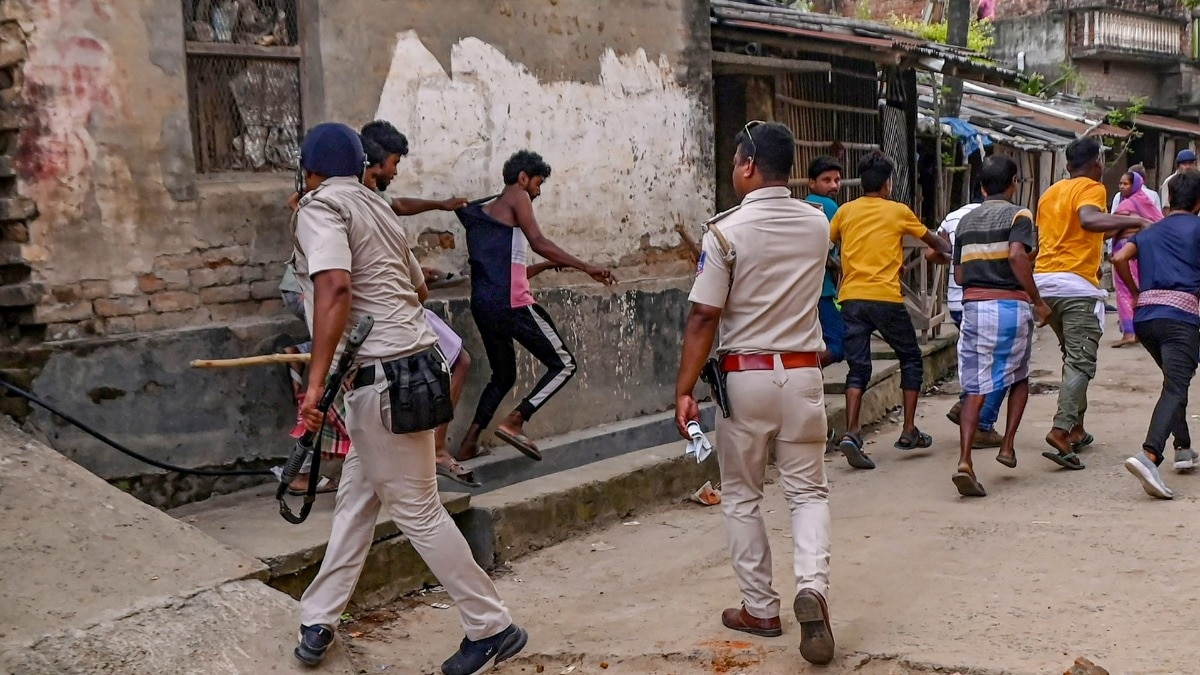 बंगाल में नहीं थम रहा हिंसा का दौर (फोटो- पीटीआई)