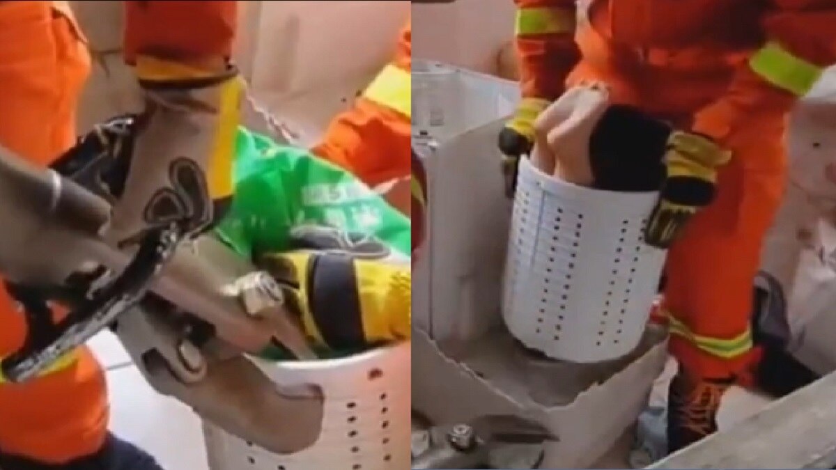 वाशिंग मशीन में फंसा बच्चा