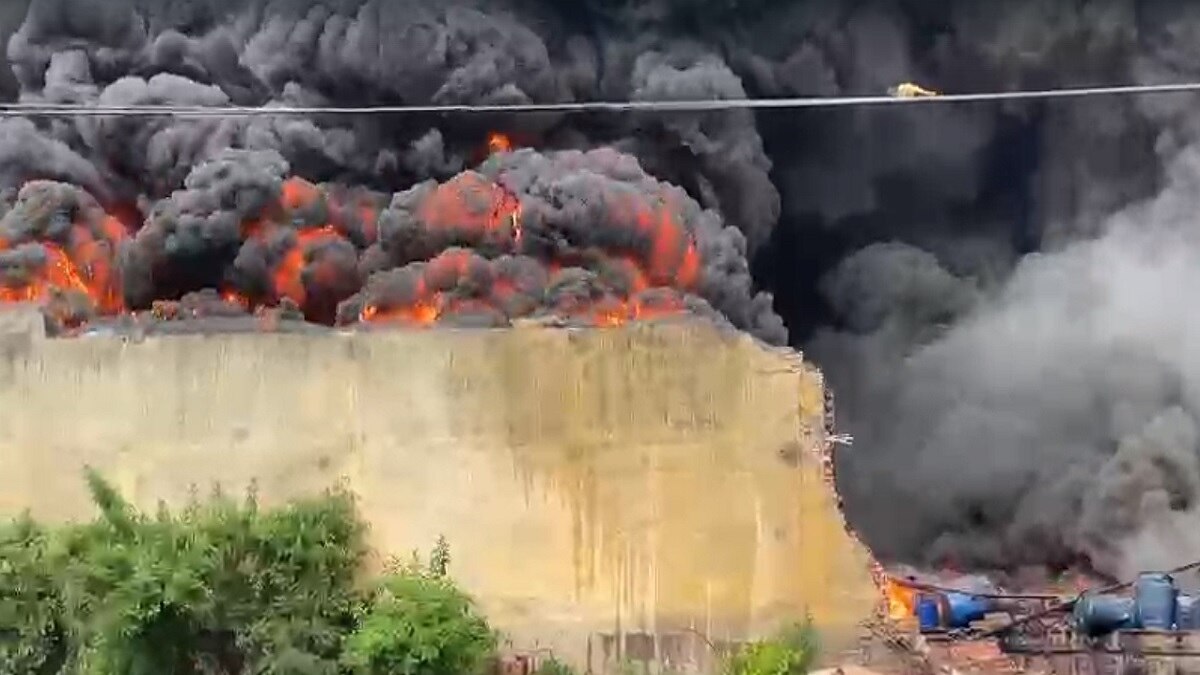 अलीपुर के बूढ़पुर इलाके में केमिकल के गोदाम में लगी भीषण आग