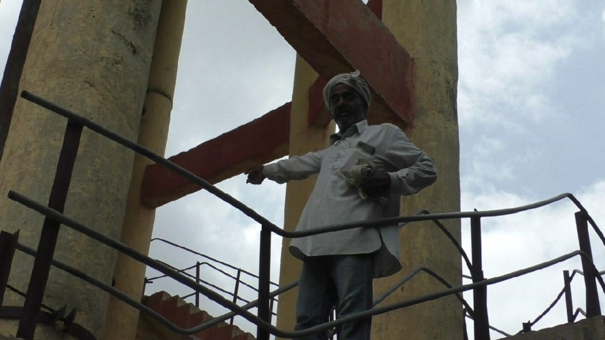 पानी की टंकी पर चढ़ा रिक्शा ड्राइवर. 