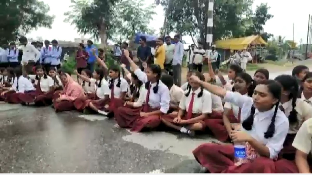'मांगे पूरी करो या गोली मार दो...', स्कूल मैनेजमेंट के खिलाफ सड़क पर उतरी छात्राएं