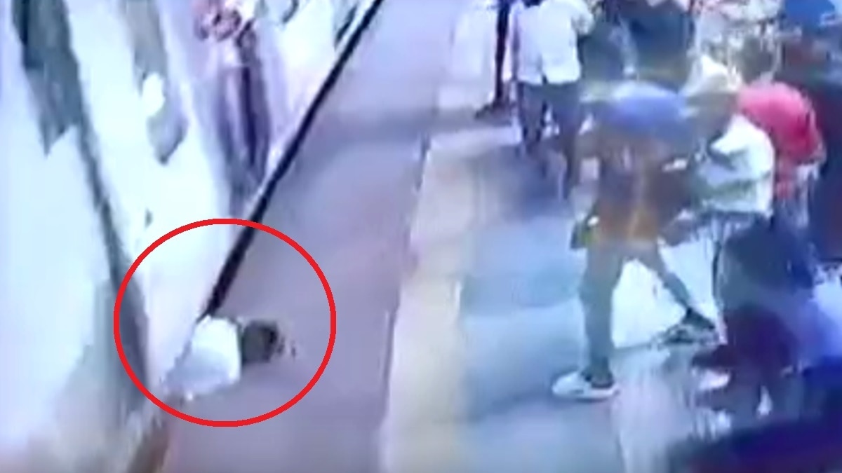 ट्रेन और प्लेटफॉर्म के बीच ऐसे रगड़ता चला गया शख्स. 