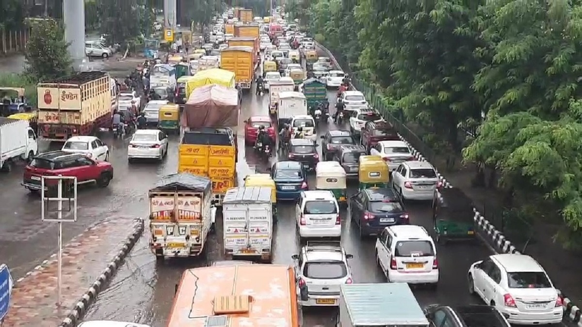 बारिश के कारण दिल्ली में जाम