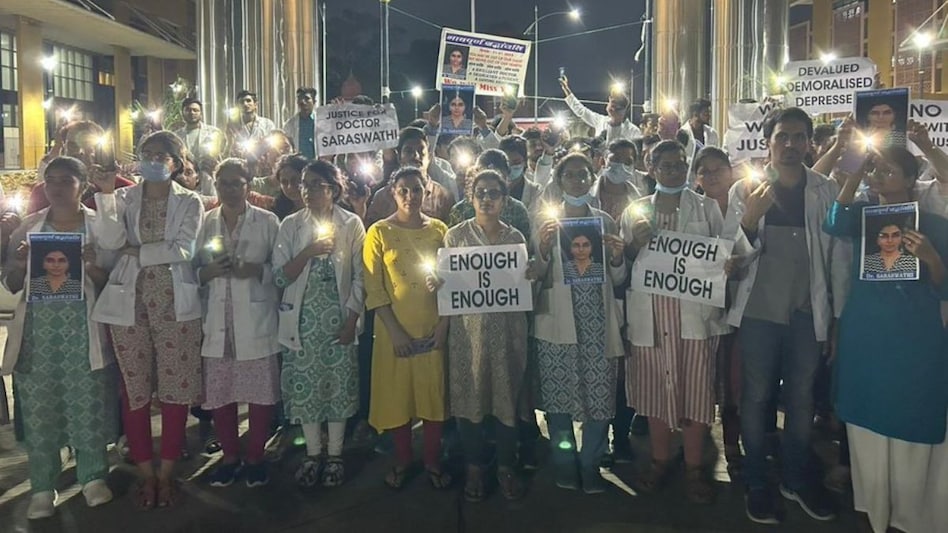 doctor suicide टॉर्चर, सुसाइड, सियासत... भोपाल के गांधी मेडिकल कॉलेज में नहीं थम रहा डॉक्टरों का गुस्सा, तीन दिन से जारी हड़ताल - Bhopal doctors suicide case strike continues ...