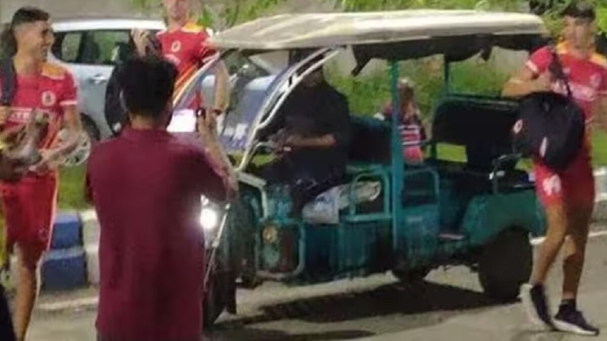 East Bengal players take rickshaws cabs to reach training ground