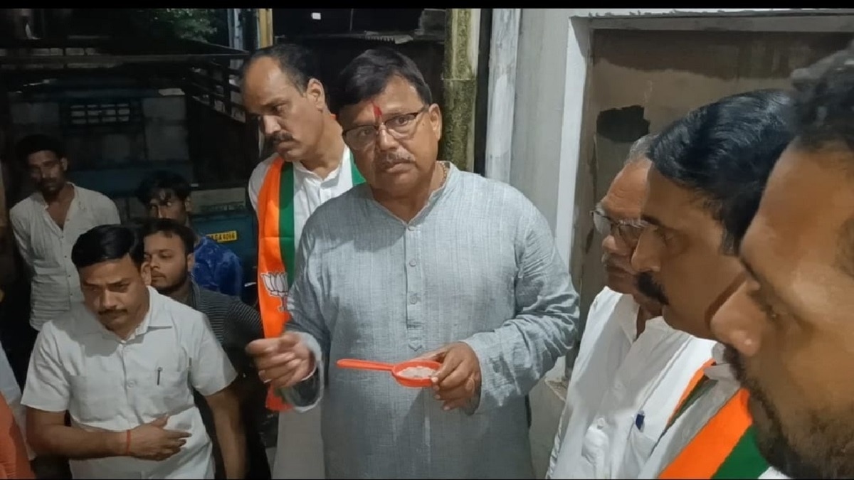 राशन दुकान का निरीक्षण करते मंत्री प्रद्युमन सिंह तोमर.