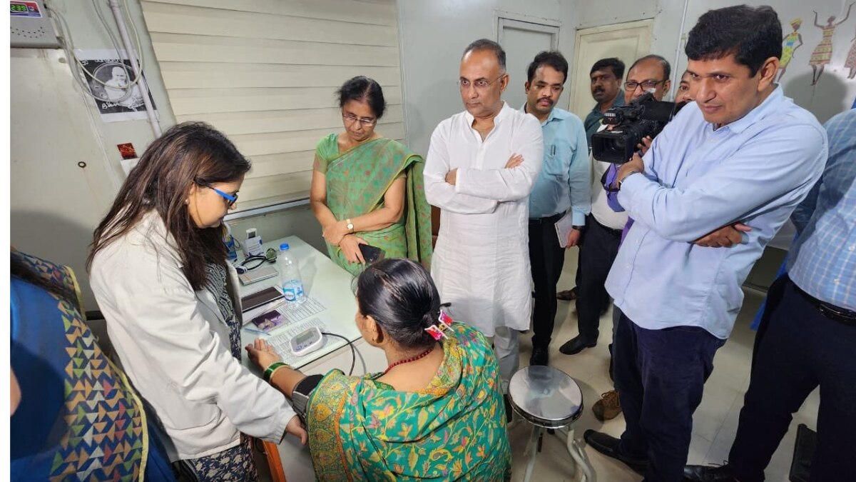 दिल्ली के मोहल्ला क्लीनिक का दौरा करते कर्नाटक के स्वास्थ्य मंत्री